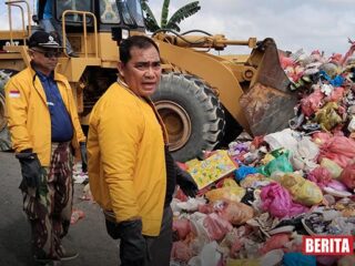 Sewa Alat Berat, Pasangan Bakti Lubis-Raja Bakhtiar Bersihkan Sampah Hingga Bersih