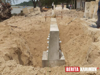 PT Timah Bangun Penahan Abrasi di Pantai Pongkar Karimun
