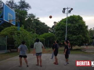 Puluhan Remaja Antusias Berlatih Basket di Lapangan PT Timah