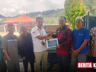 PT Timah Serahkan Bantuan Bagi Lima Mushola di Desa Gemuruh